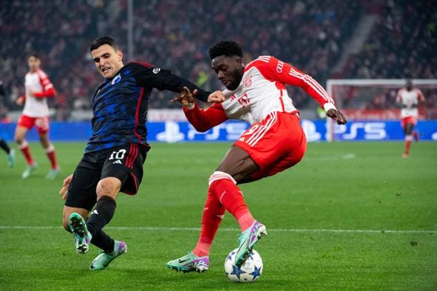 Alphonso Davies (FC Bayern Muenchen, 19) im Zweikampf mit Mohamed Elyounoussi (FC Kopenhagen, 10), GER, FC Bayern Muenchen (FCB) vs FC Kopenhagen (FCK), Fussball, UEFA Champions League, 5. Spieltag, Gruppe A, Saison 2023 2024, 29.11.2023 GER, FC Bayern Muenchen (FCB) vs FC Kopenhagen (FCK), Fussball, UEFA Champions League, 5. Spieltag, Gruppe A, Saison 2023 2024, 29.11.2023 Muenchen Copyright: xEibner-Pressefoto Memmlerx EP_MMR