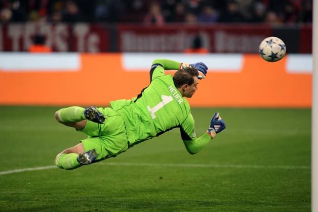 München, Deutschland 29. November 2023: Fussball, Herren, Champions League, 5.Spieltag, Saison 2023 2024, FC Bayern München - FC Kopenhagen, Allianz Arena Manuel Neuer (FC Bayern München) fliegt einem Ball hinterher, sprung,Parade, Einzelaktion, Freisteller,Ganzkörperaufnahme