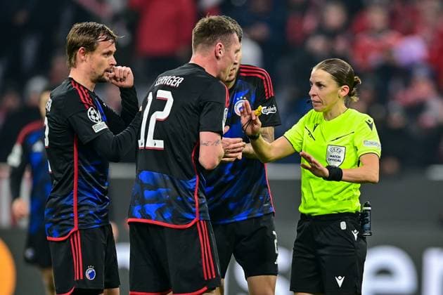 v.li.: Peter ANKERSEN (FC Kopenhagen, 22) Lukas LERAGER (FC Kopenhagen, 12) Kevin DIKS (FC Kopenhagen, 2) reklamieren bei Stephanie FRAPPART (Schiedsrichterin, Referee) wegen dem gegebenen Handelfmeter, 29.11.2023, München (Deutschland), Fussball, UEFA Champions League, Gruppenphase, FC Bayern München - FC Kopenhagen