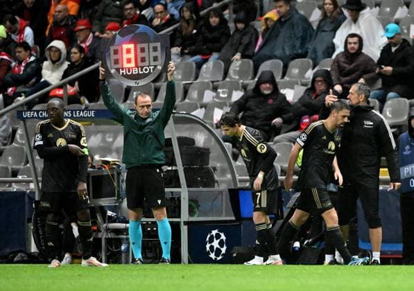 Fussball, Herren, Saison 2023 2024, UEFA Champions League (Gruppe C, 5. Spieltag), SC Sporting Braga - 1. FC Union Berlin (1:1), v. l. Jerome Roussillon (1. FC Union Berlin), Brenden Aaronson (1. FC Union Berlin), Rani Khedira (1. FC Union Berlin), Torwarttrainer Michael Gspurning (1. FC Union), Jerome Roussillon übernimmt Kapitänsbinde von Khedira, 29.11. 2023, Copyright: xMatthiasxKochx