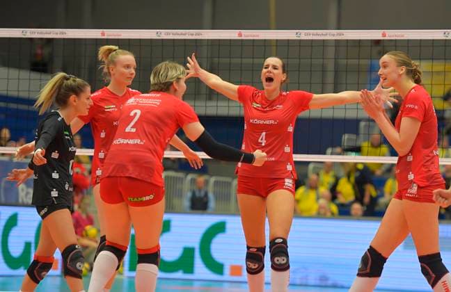 29.11.2023, Dresden jubelt, v.l. Dresdens Aleksandra Jegdic, Dresdens Jennifer Janiska, Dresdens Larissa Winter, Dresdens Nathalie Lemmens, Dresdens Grace Frohling, Dresdner SC - SC Schwerin, Volleyball, Europapokal, CEV-Cup, Dresden Deutschland