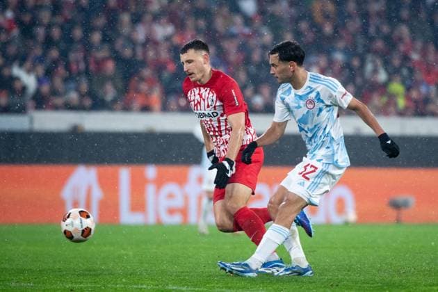 Maximilan Eggestein (SC Freiburg, 08) im Zweikampf mit Santiago Hezze (Olympiacos FC, 32), GER, SC Freiburg vs Olympiakos Piraeus FC, Fussball UEFA Europa League, Gruppe A, 5. Spieltag, Saison 2023 2024, 30.11.2023 GER, SC Freiburg vs Olympiakos Piraeus FC, Fussball UEFA Europa League, Gruppe A, 5. Spieltag, Saison 2023 2024, 30.11.2023 Freiburg Copyright: xEibner-Pressefoto Memmlerx EP_MMR