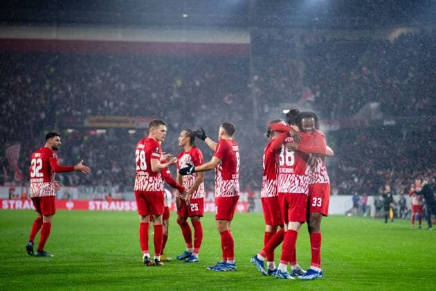 Michael Gregoritsch (SC Freiburg, 38), Jordy Makengo (SC Freiburg, 33), Vincenzo Grifo (SC Freiburg, 32) und Team jubeln ueber das Tor zum 3:0, GER, SC Freiburg vs Olympiakos Piraeus FC, Fussball UEFA Europa League, Gruppe A, 5. Spieltag, Saison 2023 2024, 30.11.2023 GER, SC Freiburg vs Olympiakos Piraeus FC, Fussball UEFA Europa League, Gruppe A, 5. Spieltag, Saison 2023 2024, 30.11.2023 Freiburg Copyright: xEibner-Pressefoto Memmlerx EP_MMR