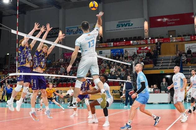 Vlado Milev (OK Strumica, 13) Bildmitte, mit einem Schmetterball, Aktion, Action, Spielszene, 30.11.2023, Düren (Deutschland), Volleyball, CEV Cup, SWD Powervolleys Düren - OK Strumica