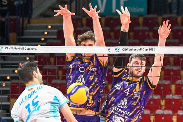 v.li.: Dean Globocki (OK Strumica, 15) schmettert einen Ball gegen den Block von Robin Baghdady (Powervolleys Düren, 8) und Petr Spulak (Powervolleys Düren, 4), Aktion, Action, Spielszene, 30.11.2023, Düren (Deutschland), Volleyball, CEV Cup, SWD Powervolleys Düren - OK Strumica