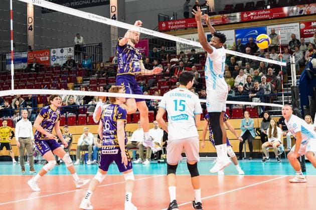 Luuc von der Ent (Powervolleys Düren, 5) 3. v.li., schmettert den Ball über den Block von Ofoha (OK Strumica, 12), Aktion, Action, Spielszene, 30.11.2023, Düren (Deutschland), Volleyball, CEV Cup, SWD Powervolleys Düren - OK Strumica