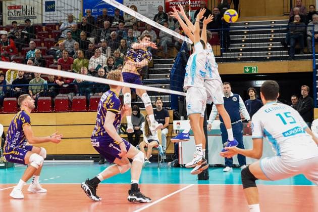 Luuc von der Ent (Powervolleys Düren, 5) 3. v.li., schmettert den Ball über den Block von Ofoha (OK Strumica, 12), Aktion, Action, Spielszene, 30.11.2023, Düren (Deutschland), Volleyball, CEV Cup, SWD Powervolleys Düren - OK Strumica