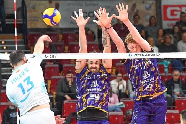 v.li.: Vlado Milev (OK Strumica, 13) schmettert den Ball gegen den Block von Sebastian Gevert (Powervolleys Düren, 13) und Siebe Korenblek (Powervolleys Düren, 12), Aktion, Action, Spielszene, 30.11.2023, Düren (Deutschland), Volleyball, CEV Cup, SWD Powervolleys Düren - OK Strumica