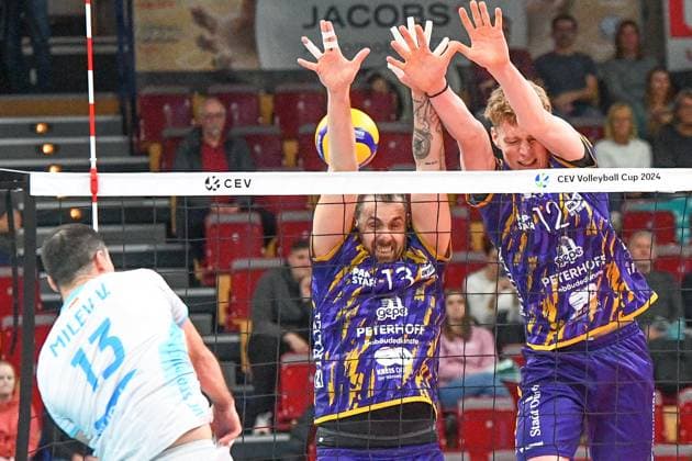 v.li.: Vlado Milev (OK Strumica, 13) schmettert den Ball gegen den Block von Sebastian Gevert (Powervolleys Düren, 13) und Siebe Korenblek (Powervolleys Düren, 12), Aktion, Action, Spielszene, 30.11.2023, Düren (Deutschland), Volleyball, CEV Cup, SWD Powervolleys Düren - OK Strumica