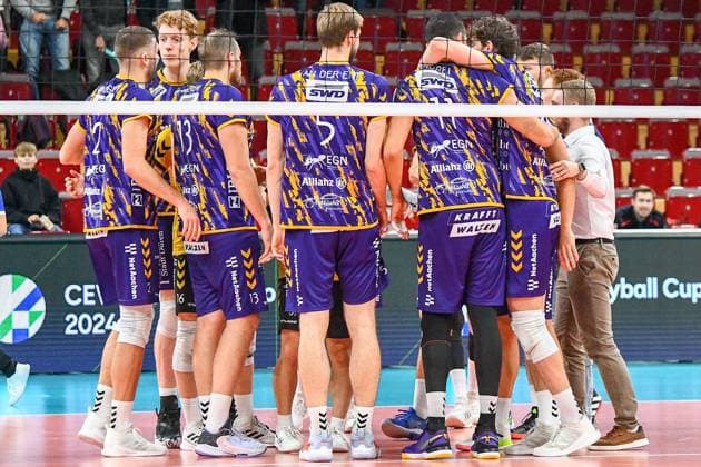 Die Mannschaft der Powervolleys Düren, jubel nach dem Schlusspfiff, Sieg, Sieger, Gewinner, jubelt, jubeln, Freude, optimistisch, Action, Aktion, 30.11.2023, Düren (Deutschland), Volleyball, CEV Cup, SWD Powervolleys Düren - OK Strumica
