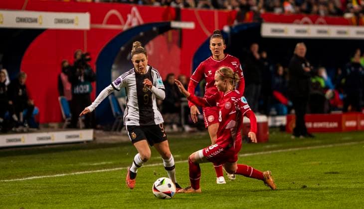 1.12.2023, GER, Frauen, Fußball, DFB, Frauen-Nationalmannschaft, Länderspiel, UEFA, Nations League, 5. Spieltag, Deutschland - Dänemark Svenja Huth (Deutschland, lI.) gegen Janni Thomsen (Dänemark, re.) Rostock Ostseestadion Mecklenburg-Vorpommern Deutschland