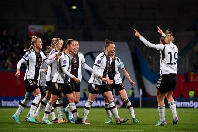 Marina Hegering (Deutschland, 05), Klara Bühl (Deutschland, 19), Giulia Gwinn (Deutschland, 15), Kathrin Hendrich (Deutschland, 03), Sjoeke Nüsken (Deutschland, 06) jubeln ueber das Tor zum 2:0, GER, Deutschland (GER) vs Dänemark (DEN), UEFA Frauen Fussball Nations League, Liga A, 5. Spieltag, 01.12.2023 DFB DFL regulations prohibit any use of photographs as image sequences and or quasi-video GER, Deutschland (GER) vs Dänemark (DEN), UEFA Frauen Fussball Nations League, Liga A, 5. Spieltag, 01.12.2023 Rostock Copyright: xEibner-Pressefoto Memmlerx EP_MMR
