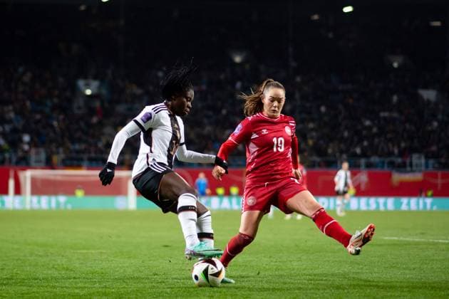 Nicole Anyomi (Deutschland, 18) im Zweikampf mit Janni Thomsen (Dänemark, 19), GER, Deutschland (GER) vs Dänemark (DEN), UEFA Frauen Fussball Nations League, Liga A, 5. Spieltag, 01.12.2023 DFB DFL regulations prohibit any use of photographs as image sequences and or quasi-video GER, Deutschland (GER) vs Dänemark (DEN), UEFA Frauen Fussball Nations League, Liga A, 5. Spieltag, 01.12.2023 Rostock Copyright: xEibner-Pressefoto Memmlerx EP_MMR