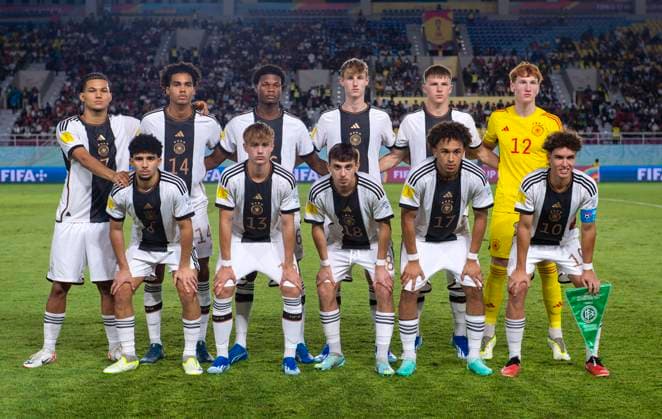 02.12.2023, Fussball U-17-Weltmeisterschaft 2023, Finale: Deutschland - Frankreich, im Manahan Stadium (Surakarta). Mannschaftsfoto Deutschland, hi.v.li: Paris Brunner (Deutschland), David Odogu (Deutschland), Winners Osawe (Deutschland), Max Moerstedt (Deutschland), Finn Jeltsch (Deutschland), Torwart Konstantin Heide (Deutschland). vorne von links: Fayssal Harchaoui (Deutschland), Maximilian Hennig (Deutschland), Bilal Yalcinkaya (Deutschland), Eric Emanuel da Silva Moreira (Deutschland), Noah Darvich (Deutschland).