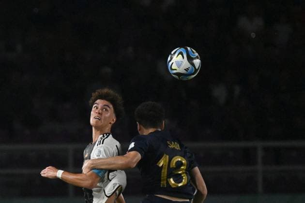 Fußball, FIFA U17 WM, Deutschland - Frankreich (231202) -- SURAKARTA, Dec. 2, 2023 -- Noah Dervich (L) of Germany competes during the final match between Germany and France at the FIFA World Cup, WM, Weltmeisterschaft, Fussball U17, U 17 at Manahan Stadium in Surakarta, Central Java, Indonesia, Dec. 2, 2023. ) (SP)INDONESIA-SURAKARTA-FIFA-WORLD CUP-U17-FINAL-GER VS FRA AgungxKuncahyaxB.