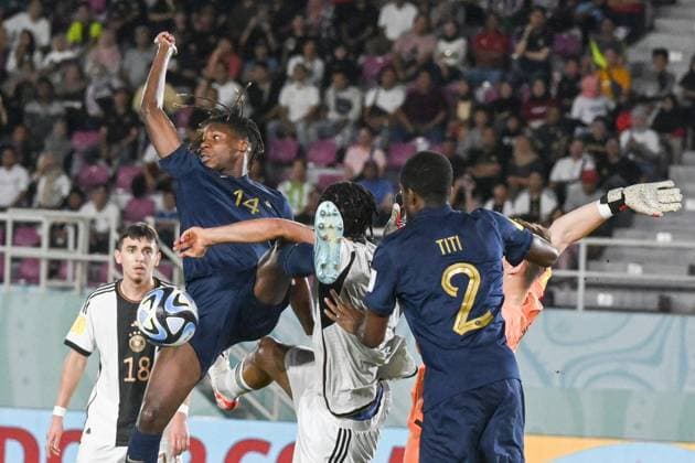 Fußball, FIFA U17 WM, Deutschland - Frankreich (231202) -- SURAKARTA, Dec. 2, 2023 -- Fode Sylla (2nd L) of France competes during the final match between Germany and France at the FIFA World Cup, WM, Weltmeisterschaft, Fussball U17, U 17 at Manahan Stadium in Surakarta, Central Java, Indonesia, Dec. 2, 2023. ) (SP)INDONESIA-SURAKARTA-FIFA-WORLD CUP-U17-FINAL-GER VS FRA AgungxKuncahyaxB.