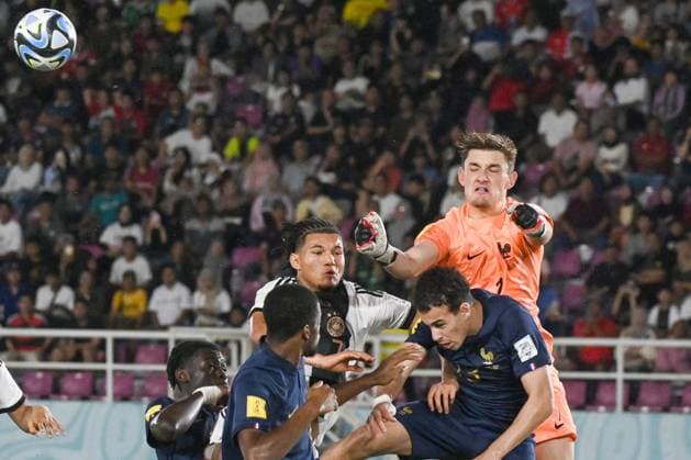 Fußball, FIFA U17 WM, Deutschland - Frankreich (231202) -- SURAKARTA, Dec. 2, 2023 -- Paul Argney (1st R), goalkeeper of France, saves the ball during the final match between Germany and France at the FIFA World Cup, WM, Weltmeisterschaft, Fussball U17, U 17 at Manahan Stadium in Surakarta, Central Java, Indonesia, Dec. 2, 2023. ) (SP)INDONESIA-SURAKARTA-FIFA-WORLD CUP-U17-FINAL-GER VS FRA AgungxKuncahyaxB.
