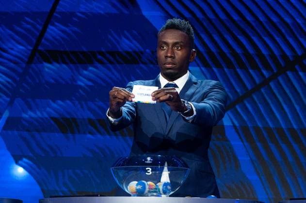 Blaise Matuidi (Frankreich, UEFA Legende, Losfee) lost Schottland in Gruppe A zum Eröffnungsspiel gegen Deutschland, GER, UEFA EURO, EM, Europameisterschaft,Fussball 2024 Final Draw, Auslosung Elbphilharmonie Hamburg, 02.12.2023 GER, UEFA Euro 2024 Final Draw, Auslosung Elbphilharmonie Hamburg, 02.12.2023 Hamburg Copyright: xEibner-Pressefoto Memmlerx EP_MMR