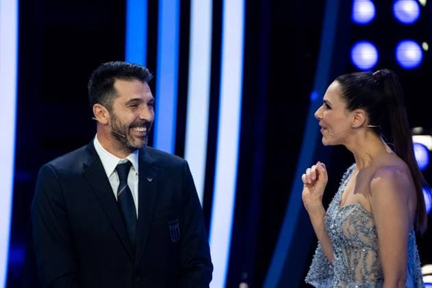 Gianluigi Buffon (Italien, Torwart) mit Esther Sedlaczek (Deutschland, Moderatorin), GER, UEFA EURO, EM, Europameisterschaft,Fussball 2024 Final Draw, Auslosung Elbphilharmonie Hamburg, 02.12.2023 GER, UEFA Euro 2024 Final Draw, Auslosung Elbphilharmonie Hamburg, 02.12.2023 Hamburg Copyright: xEibner-Pressefoto Memmlerx EP_MMR