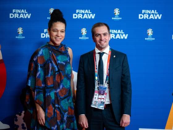 Celia Sasic (Deutschland, EM Botschafterin, Ex Nationalspielerin), Philipp Lahm (Geschäftsführer DFB Euro GmbH Organisationskomitee), Ankunft am roten Teppich, GER, UEFA EURO, EM, Europameisterschaft,Fussball 2024 Final Draw, Auslosung Elbphilharmonie Hamburg, 02.12.2023 GER, UEFA Euro 2024 Final Draw, Auslosung Elbphilharmonie Hamburg, 02.12.2023 Hamburg Copyright: xEibner-Pressefoto Memmlerx EP_MMR