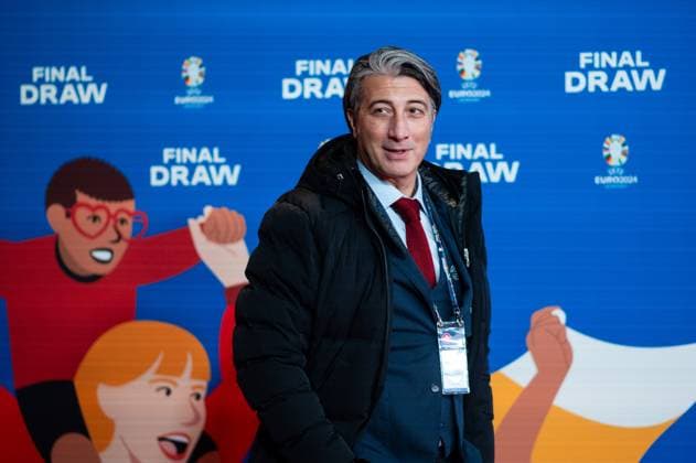Murat Yakin (Schweiz, Trainer), Ankunft am roten Teppich, GER, UEFA EURO, EM, Europameisterschaft,Fussball 2024 Final Draw, Auslosung Elbphilharmonie Hamburg, 02.12.2023 GER, UEFA Euro 2024 Final Draw, Auslosung Elbphilharmonie Hamburg, 02.12.2023 Hamburg Copyright: xEibner-Pressefoto Memmlerx EP_MMR