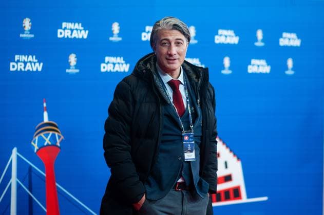 Murat Yakin (Schweiz, Trainer), Ankunft am roten Teppich, GER, UEFA EURO, EM, Europameisterschaft,Fussball 2024 Final Draw, Auslosung Elbphilharmonie Hamburg, 02.12.2023 GER, UEFA Euro 2024 Final Draw, Auslosung Elbphilharmonie Hamburg, 02.12.2023 Hamburg Copyright: xEibner-Pressefoto Memmlerx EP_MMR