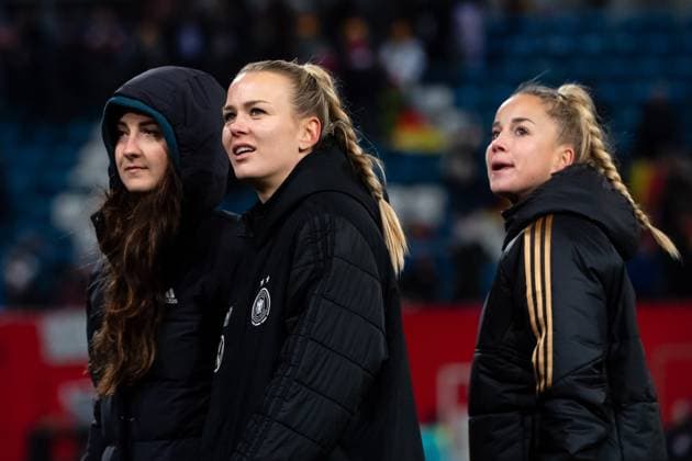 Sara Däbritz (Deutschland, 13), Merle Frohms (Deutschland, 01), Giulia Gwinn (Deutschland, 15) jubeln ueber den Sieg, GER, Deutschland (GER) vs Dänemark (DEN), UEFA Frauen Fussball Nations League, Liga A, 5. Spieltag, 01.12.2023 DFB DFL regulations prohibit any use of photographs as image sequences and or quasi-video GER, Deutschland (GER) vs Dänemark (DEN), UEFA Frauen Fussball Nations League, Liga A, 5. Spieltag, 01.12.2023 Rostock Copyright: xEibner-Pressefoto Memmlerx EP_MMR