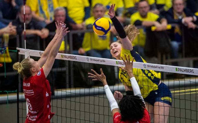 5.12.2023, Volleyball, GER, Damen, CEV-Cup, Rückspiel, Saison 2023 2024, SSC Palmberg Schwerin - Dresdner SC Jennifer Janiska (Dresdner SC, li.), Tia Naomi Jimerson (Dresdner SC, Mitte) gegen Elles Dambrink (SSC Palmberg Schwerin, re.) Schwerin Palmberg Arena Mecklenburg-Vorpommern Deutschland