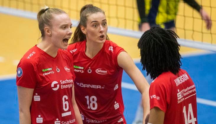 5.12.2023, Volleyball, GER, Damen, CEV-Cup, Rückspiel, Saison 2023 2024, SSC Palmberg Schwerin - Dresdner SC Jennifer Janiska (Dresdner SC, li.), Sarah Straube (Dresdner SC, Mitte), Tia Naomi Jimerson (Dresdner SC, re.) jubeln. Schwerin Palmberg Arena Mecklenburg-Vorpommern Deutschland