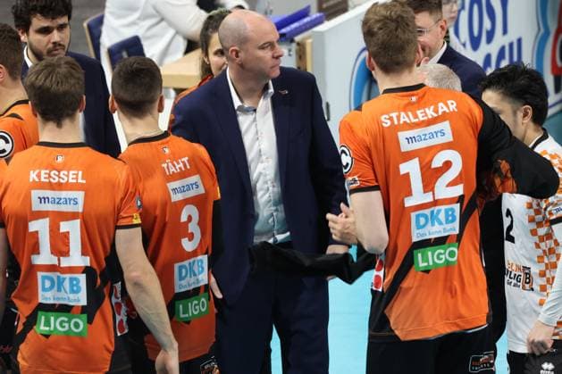 DEU, DVV, 1.VBL, BR Volleys vs. Lueneburg, 06.12.2023, Max-Schmeling-Halle, Berlin, DEU, DVV, 1.VBL, BR Volleys vs. Lueneburg, im Bild Trainer Joel Banks (BR Volleys), BR Volleys-Spielerkreis Foto: Juergen Engler nordphoto GmbH
