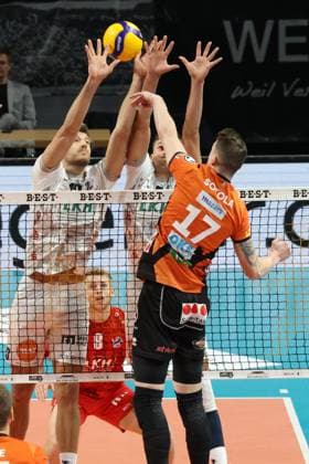 DEU, DVV, 1.VBL, BR Volleys vs. Lueneburg, 06.12.2023, Max-Schmeling-Halle, Berlin, DEU, DVV, 1.VBL, BR Volleys vs. Lueneburg, im Bild Marek Sotola (BR Volleys 17), Matthew Knigge (Lueneburg 13), Erik Roehrs (Lueneburg 5) Foto: Juergen Engler nordphoto GmbH