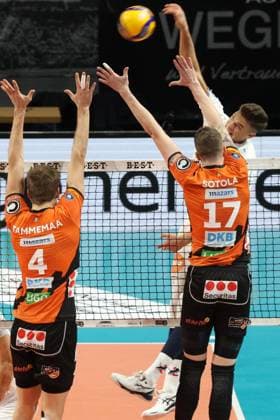 DEU, DVV, 1.VBL, BR Volleys vs. Lueneburg, 06.12.2023, Max-Schmeling-Halle, Berlin, DEU, DVV, 1.VBL, BR Volleys vs. Lueneburg, im Bild Timo Tammemaa (BR Volleys 4), Marek Sotola (BR Volleys 17), Erik Roehrs (Lueneburg 5) Foto: Juergen Engler nordphoto GmbH