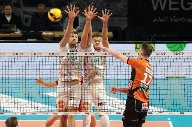 DEU, DVV, 1.VBL, BR Volleys vs. Lueneburg, 06.12.2023, Max-Schmeling-Halle, Berlin, DEU, DVV, 1.VBL, BR Volleys vs. Lueneburg, im Bild Marek Sotola (BR Volleys 17), Yann Boehme (Lueneburg 10), Matthew Knigge (Lueneburg 13) Foto: Juergen Engler nordphoto GmbH