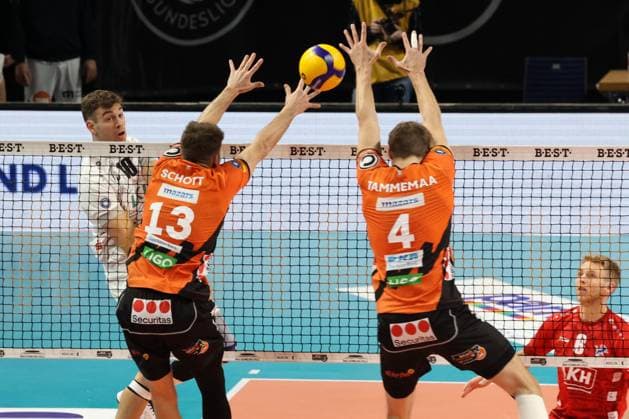 DEU, DVV, 1.VBL, BR Volleys vs. Lueneburg, 06.12.2023, Max-Schmeling-Halle, Berlin, DEU, DVV, 1.VBL, BR Volleys vs. Lueneburg, im Bild Ruben Schott (BR Volleys 13), Timo Tammemaa (BR Volleys 4), Yann Boehme (Lueneburg 10) Foto: Juergen Engler nordphoto GmbH