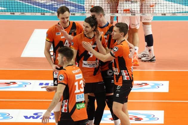 DEU, DVV, 1.VBL, BR Volleys vs. Lueneburg, 06.12.2023, Max-Schmeling-Halle, Berlin, DEU, DVV, 1.VBL, BR Volleys vs. Lueneburg, im Bild BR Volleys-Spielerkreis Foto: Juergen Engler nordphoto GmbH