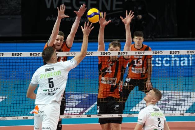 DEU, DVV, 1.VBL, BR Volleys vs. Lueneburg, 06.12.2023, Max-Schmeling-Halle, Berlin, DEU, DVV, 1.VBL, BR Volleys vs. Lueneburg, im Bild Marek Sotola (BR Volleys 17), Timo Tammemaa (BR Volleys 4), Ruben Schott (BR Volleys 13), Erik Roehrs (Lueneburg 5) Foto: Juergen Engler nordphoto GmbH