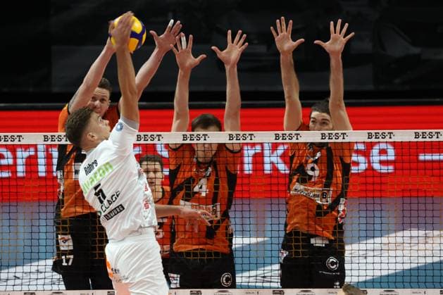 DEU, DVV, 1.VBL, BR Volleys vs. Lueneburg, 06.12.2023, Max-Schmeling-Halle, Berlin, DEU, DVV, 1.VBL, BR Volleys vs. Lueneburg, im Bild Marek Sotola (BR Volleys 17), Timo Tammemaa (BR Volleys 4), Timothee Carle (BR Volleys 9), Erik Roehrs (Lueneburg 5) Foto: Juergen Engler nordphoto GmbH