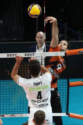 DEU, DVV, 1.VBL, BR Volleys vs. Lueneburg, 06.12.2023, Max-Schmeling-Halle, Berlin, DEU, DVV, 1.VBL, BR Volleys vs. Lueneburg, im Bild Timothee Carle (BR Volleys 9), Maxwell Elgert (Lueneburg 4) Foto: Juergen Engler nordphoto GmbH