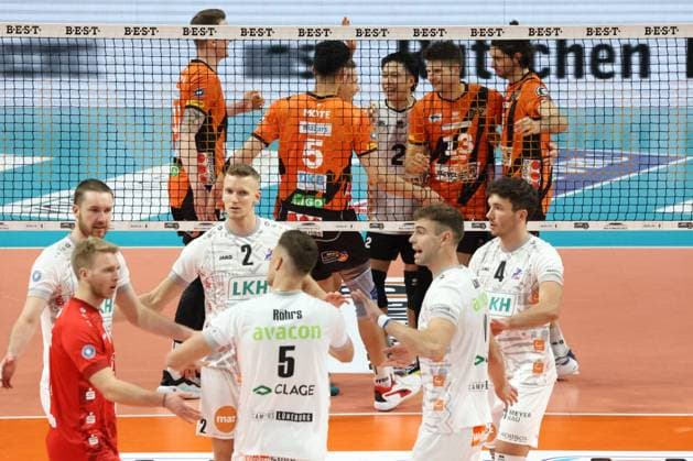 DEU, DVV, 1.VBL, BR Volleys vs. Lueneburg, 06.12.2023, Max-Schmeling-Halle, Berlin, DEU, DVV, 1.VBL, BR Volleys vs. Lueneburg, im Bild BR Volleys-Spielerkreis, Lueneburger-Spielerkreis Foto: Juergen Engler nordphoto GmbH