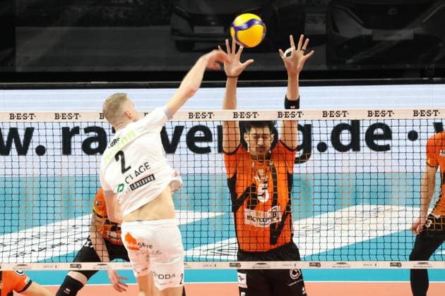 DEU, DVV, 1.VBL, BR Volleys vs. Lueneburg, 06.12.2023, Max-Schmeling-Halle, Berlin, DEU, DVV, 1.VBL, BR Volleys vs. Lueneburg, im Bild Neheimjah Mote (BR Volleys 5), Blake Leeson (Lueneburg 2) Foto: Juergen Engler nordphoto GmbH