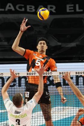DEU, DVV, 1.VBL, BR Volleys vs. Lueneburg, 06.12.2023, Max-Schmeling-Halle, Berlin, DEU, DVV, 1.VBL, BR Volleys vs. Lueneburg, im Bild Neheimjah Mote (BR Volleys 5), Jesse Elser (Lueneburg 3), Matthew Knigge (Lueneburg 13) Foto: Juergen Engler nordphoto GmbH