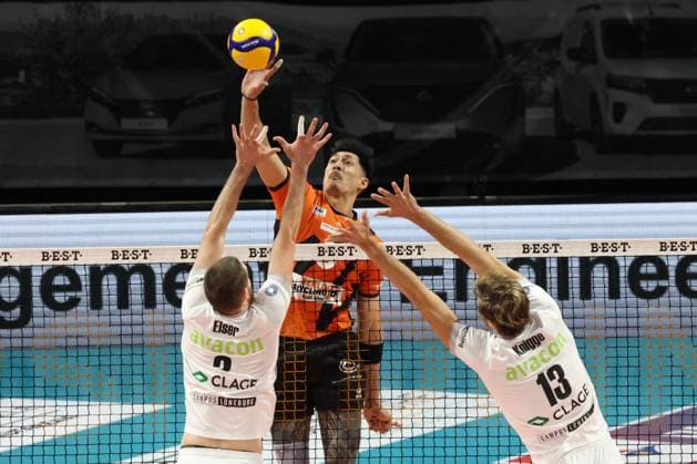 DEU, DVV, 1.VBL, BR Volleys vs. Lueneburg, 06.12.2023, Max-Schmeling-Halle, Berlin, DEU, DVV, 1.VBL, BR Volleys vs. Lueneburg, im Bild Neheimjah Mote (BR Volleys 5), Jesse Elser (Lueneburg 3), Matthew Knigge (Lueneburg 13) Foto: Juergen Engler nordphoto GmbH