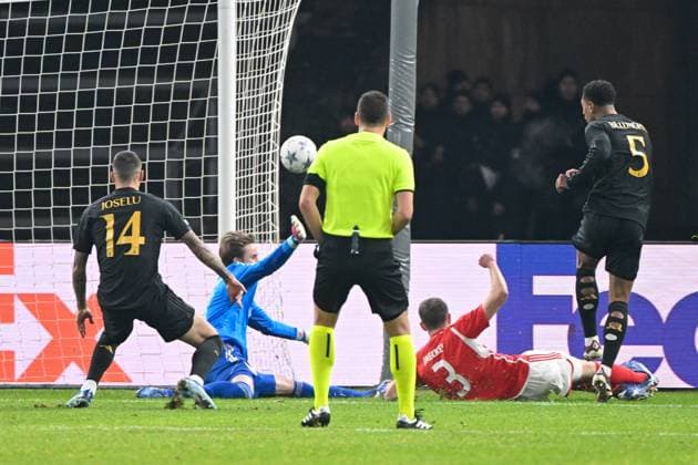Fussball, Herren, Saison 2023 2024, UEFA Champions League (Gruppe C, 6. Spieltag), 1. FC Union Berlin - Real Madrid, v.l. Joselu (Real Madrid), Torwart Frederik Rönnow (1. FC Union Berlin), Paul Jaeckel (1. FC Union Berlin) und Jude Bellingham (Real Madrid) , 12.12. 2023, Copyright: xMatthiasxKochx