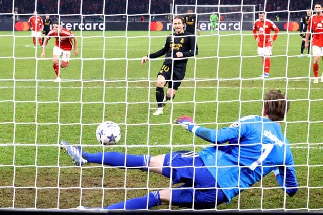DEU, Champions League, 1.FC Union vs. Real Madrid, 12.12.2023, Berliner Olympiastadion, Berlin, DEU, Champions League, 1.FC Union vs. Real Madrid, im Bild: 11m fuer Modric (Real Madrid 10), gehalten von Frederik Roennow (1.FC Union Berlin 1) DFL - regulations prohibit any use of Photographs as image sequences and or quasi-video Foto: Juergen Engler nordphoto GmbH