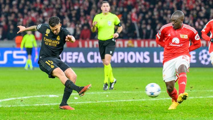 Sport Bilder des Tages v.l. Dani Ceballos (Real Madrid, 19), schiesst Tor zum 2:3, Jerome Roussillon ( 1.FC Union Berlin, 26), GER, 1.FC Union Berlin vs Real Madrid, UEFA Champions League, 6. Gruppenspiel, Saison - Spielzeit 2023 2024, 12.12.2023, DFL REGULATIONS PROHIBIT ANY USE OF PHOTOGRAPHS AS IMAGE SEQUENCES AND OR QUASI-VIDEO, GER, Berlin, 1.FC Union Berlin vs 1.FC Union Berlin vs Real Madrid, UEFA Champions League, 6. Gruppenspiel, Spielzeit 2023 2024, 12.12.2023, xukhx, Copyright: xUwexKoch Eibner-Pressefotox EP_UKH