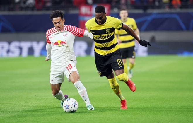 RB Leipzig - Young Boys Bern Champions League Leipzig, 13.12.2023, Red Bull Arena, Champions League, Gruppe G, Spieltag 6 , RB LEIPZIG vs. YOUNG BOYS BERN , Im Bild v.l.: Fabio Cavalho (18, RB Leipzig) und Ulisses Garcia ( 21, Bern) ,
