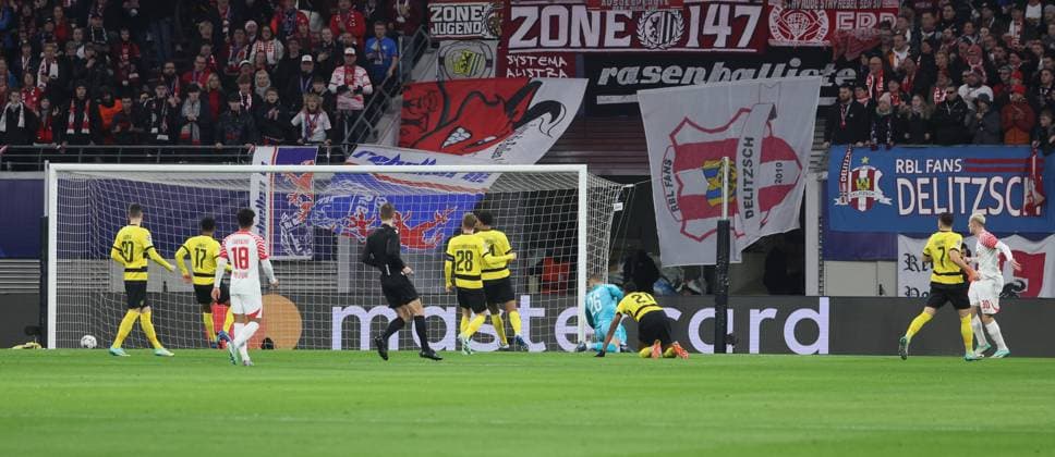 RB Leipzig - Young Boys Bern Champions League Leipzig, 13.12.2023, Red Bull Arena, Champions League, Gruppe G, Spieltag 6 , RB LEIPZIG vs. YOUNG BOYS BERN , Abseitstor Leipzig. Im Bild: Torschütze Benjamin Sesko (re., 30, RB Leipzig) trifft zum vermeintlichen 1:0 ,