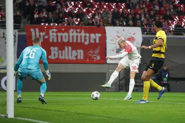 13.12.2023, xtgx, Fussball UEFA Champions League, RB Leipzig - Young Boys Bern emspor, v.l. Tor aberkannt, Benjamin Sesko (Leipzig, 30) schiesst Tor, schießt, Torschuetze, erzielt Tor, Treffer, scores the goal (DFL DFB REGULATIONS PROHIBIT ANY USE OF PHOTOGRAPHS as IMAGE SEQUENCES and or QUASI-VIDEO) Leipzig