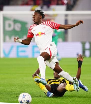 RB Leipzig - Young Boys Bern Champions League Leipzig, 13.12.2023, Red Bull Arena, Fussball , UEFA Champions League, Gruppe G , 6. Spieltag, RB Leipzig vs. Young Boys Bern , Im Bild von vorn: Castello Lukeba (23, RB Leipzig). Cheikh Niasse ( 20, Bern). , Foto nur zur redaktionellen Nutzung bestimmt! . , UEFA regulations prohibit any use of photographs as image sequences and or quasi-video ,