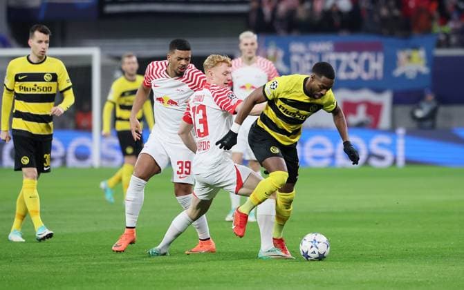 RB Leipzig - Young Boys Bern Champions League Leipzig, 13.12.2023, Red Bull Arena, Champions League, Gruppe G, Spieltag 6 , RB LEIPZIG vs. YOUNG BOYS BERN , Im Bild v.l.: Benjamin Henrichs (39, RB Leipzig), Nicolas Seiwald (13, RB Leipzig) und Ulisses Garcia ( 21, Bern) ,